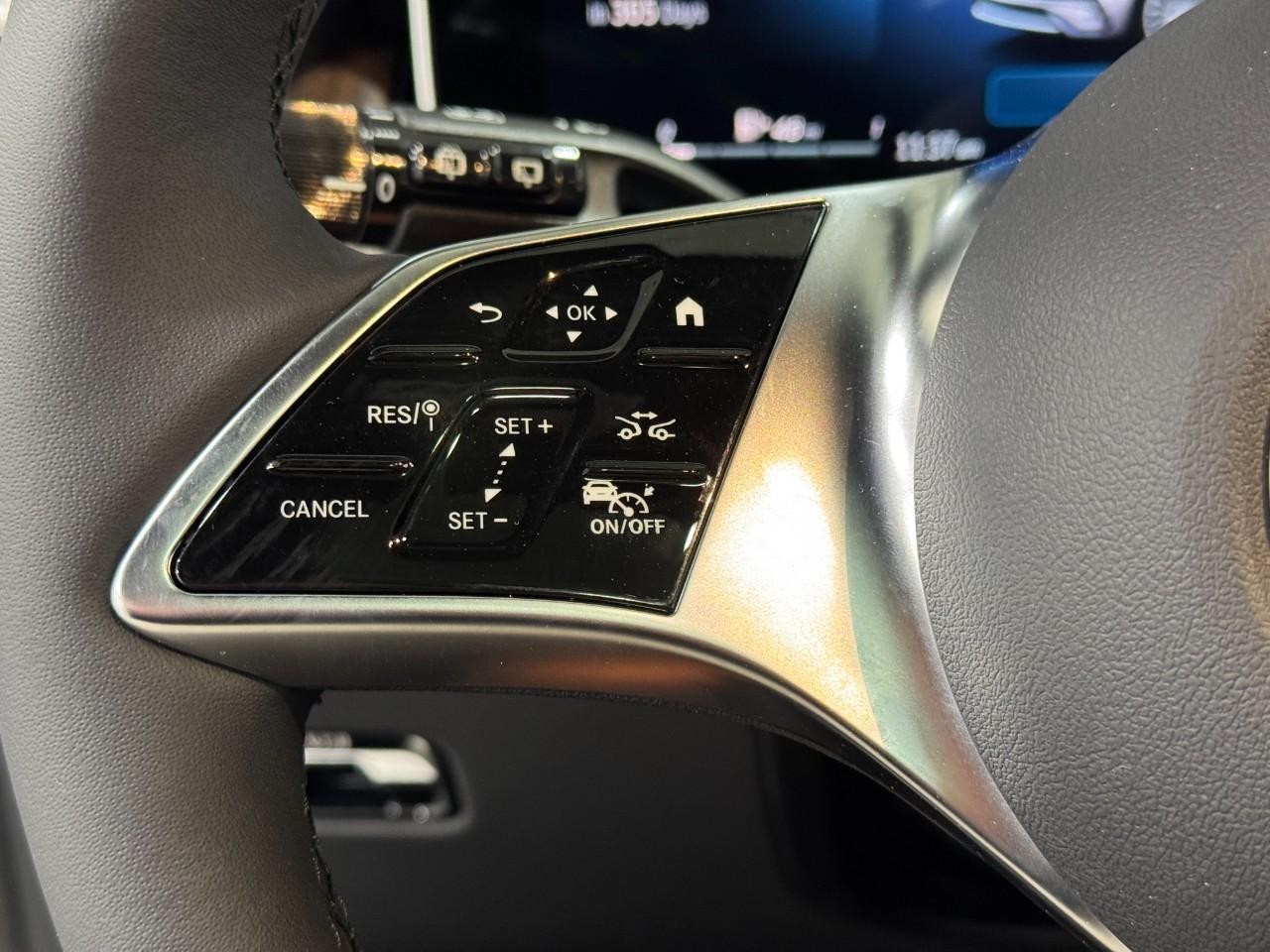 Mercedes-Benz GLC Vehicle Full-screen Gallery Image 31