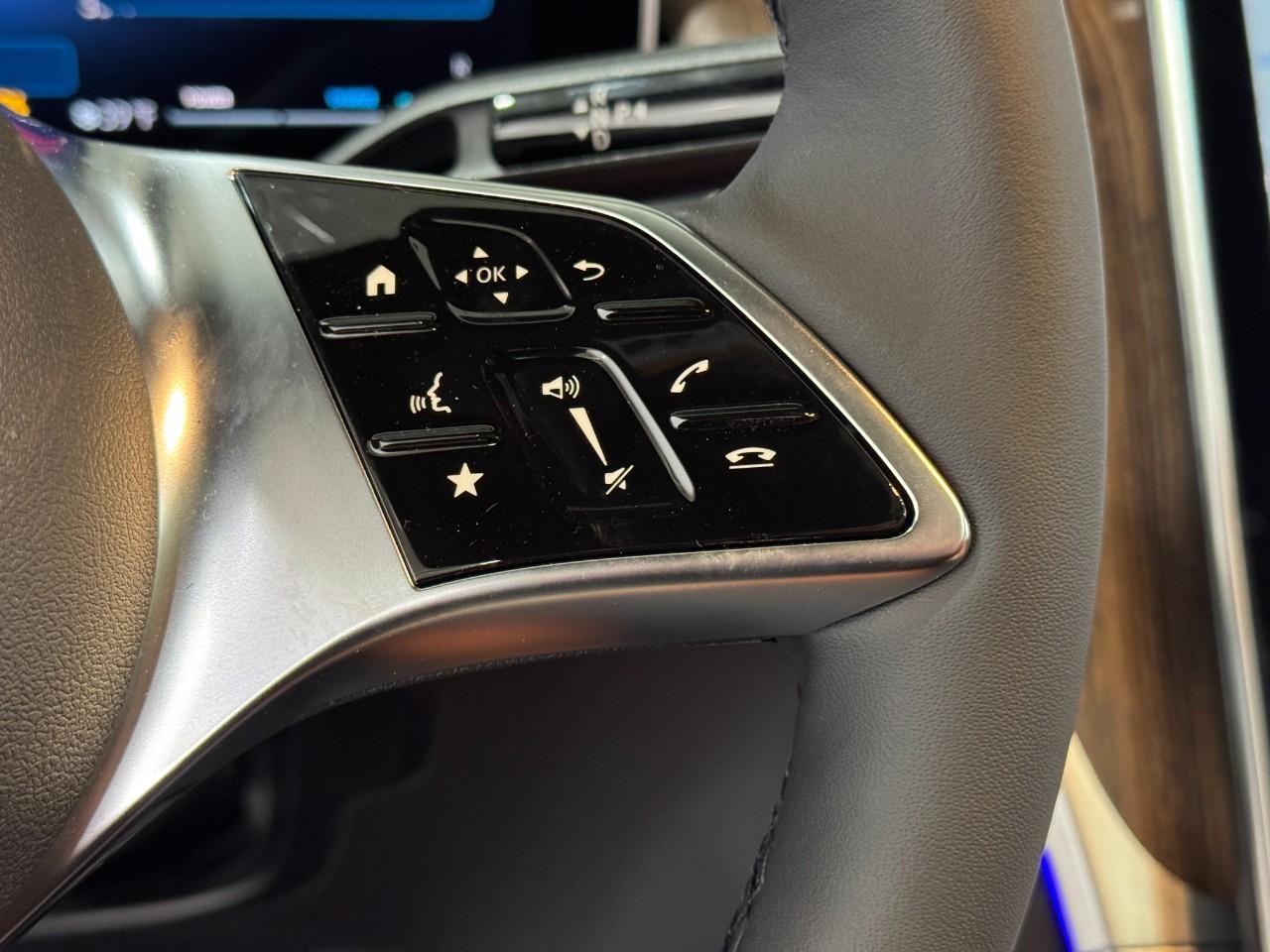 Mercedes-Benz GLC Vehicle Full-screen Gallery Image 32