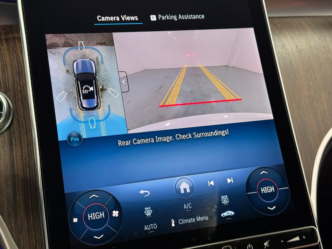 Mercedes-Benz GLC Vehicle Full-screen Gallery Image 35