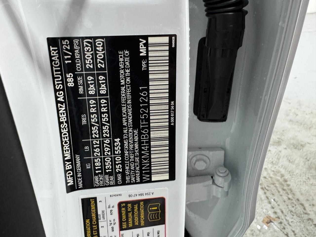 Mercedes-Benz GLC Vehicle Full-screen Gallery Image 36