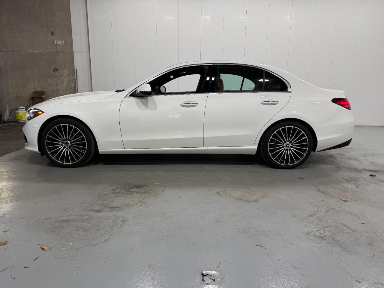 Mercedes-Benz C-Class Vehicle Full-screen Gallery Image 2