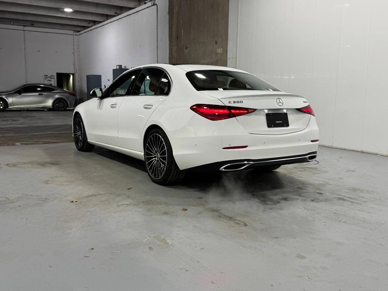 Mercedes-Benz C-Class Vehicle Full-screen Gallery Image 3