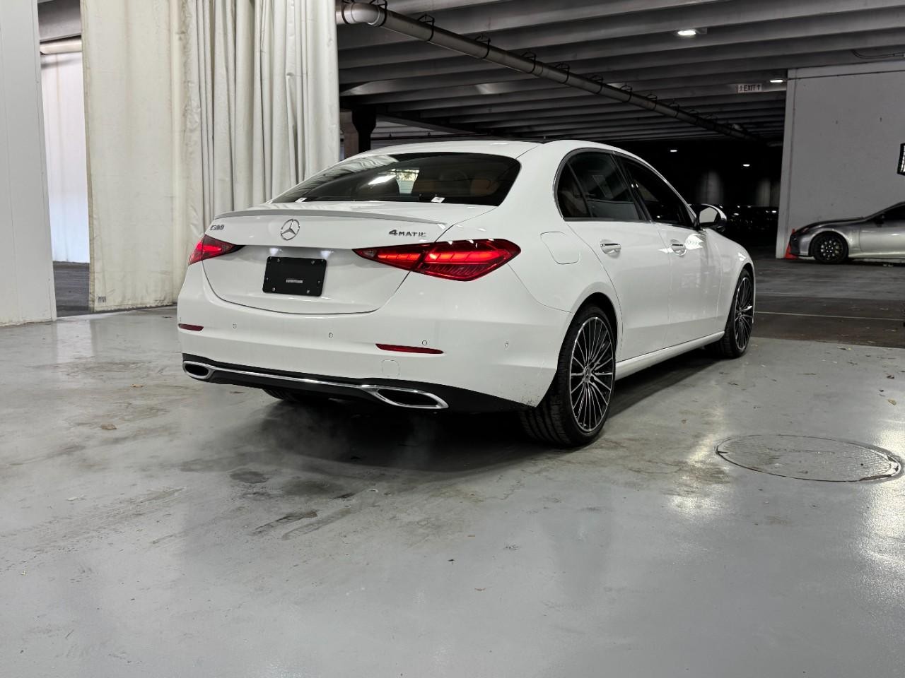 Mercedes-Benz C-Class Vehicle Full-screen Gallery Image 4