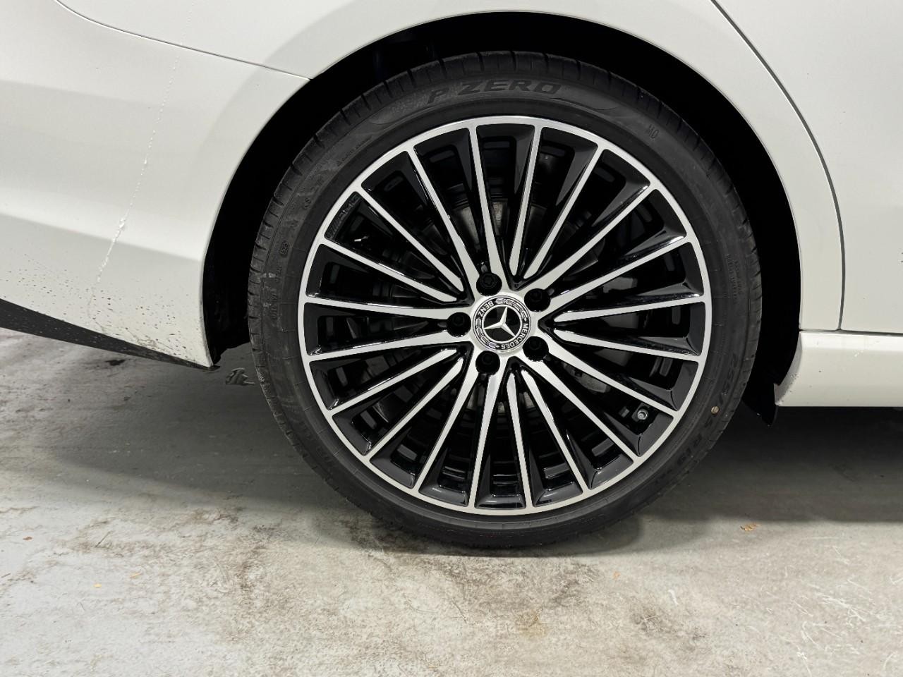 Mercedes-Benz C-Class Vehicle Full-screen Gallery Image 5