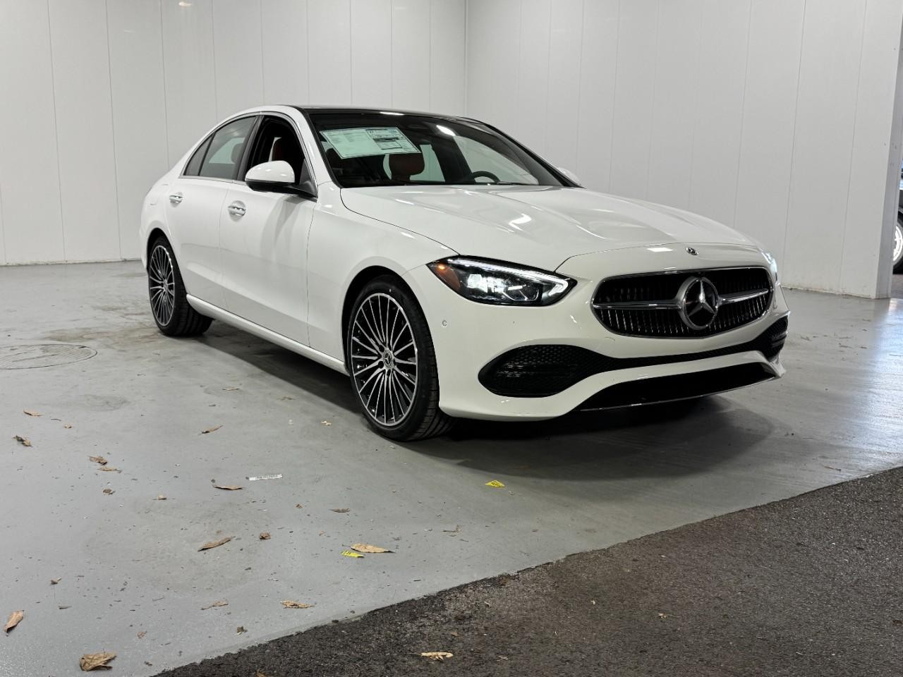 Mercedes-Benz C-Class Vehicle Full-screen Gallery Image 6