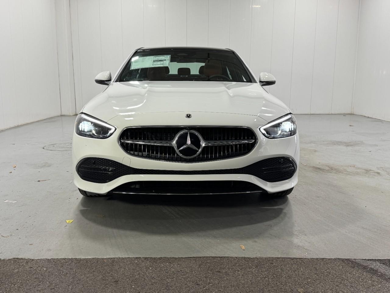 Mercedes-Benz C-Class Vehicle Full-screen Gallery Image 7