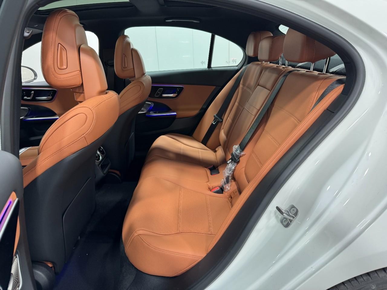 Mercedes-Benz C-Class Vehicle Full-screen Gallery Image 8