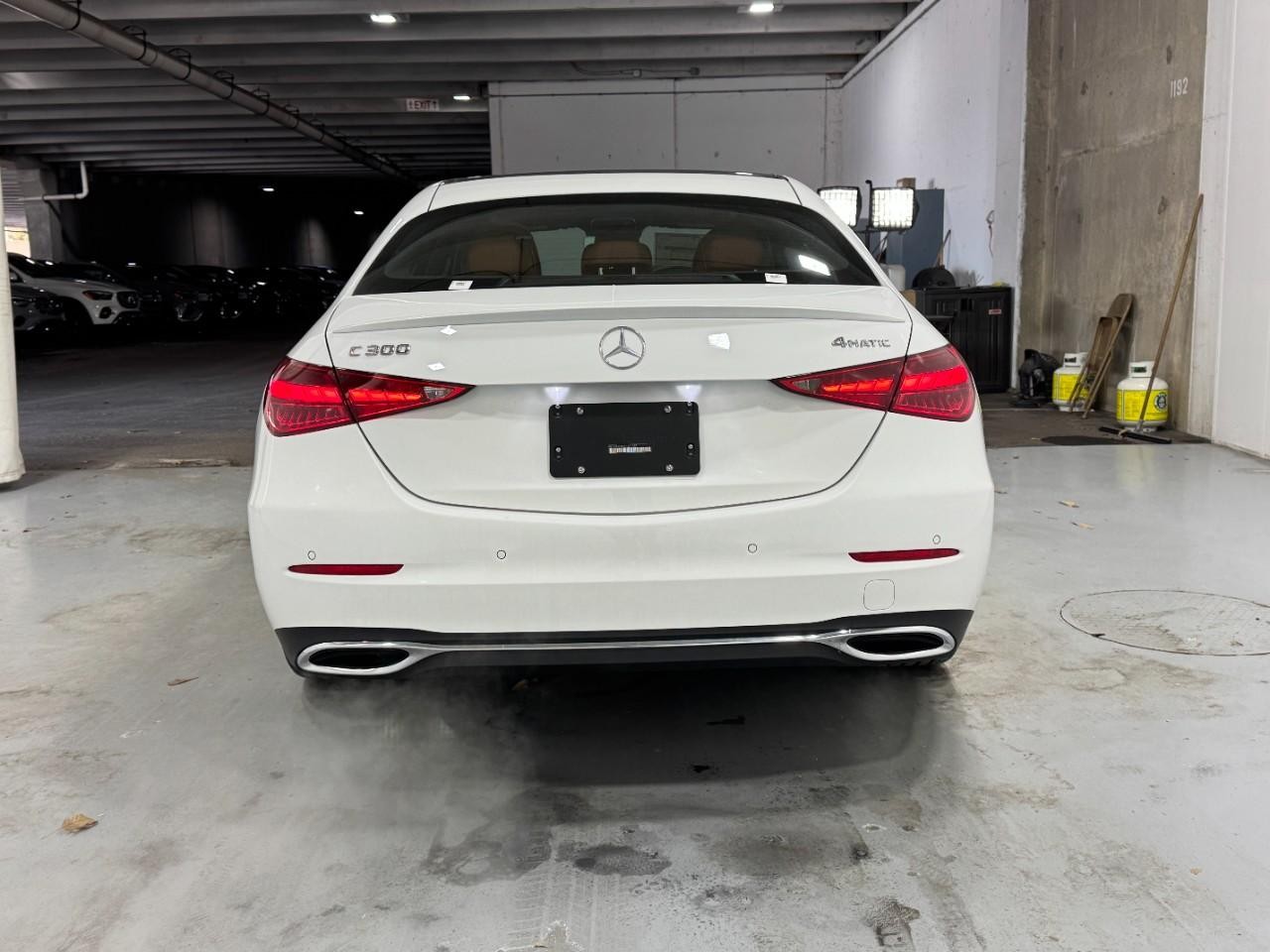 Mercedes-Benz C-Class Vehicle Full-screen Gallery Image 9