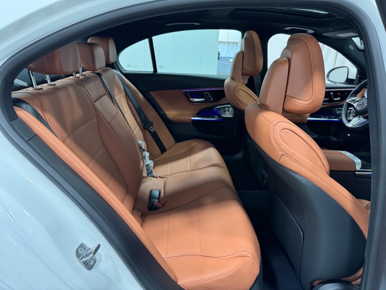 Mercedes-Benz C-Class Vehicle Full-screen Gallery Image 10