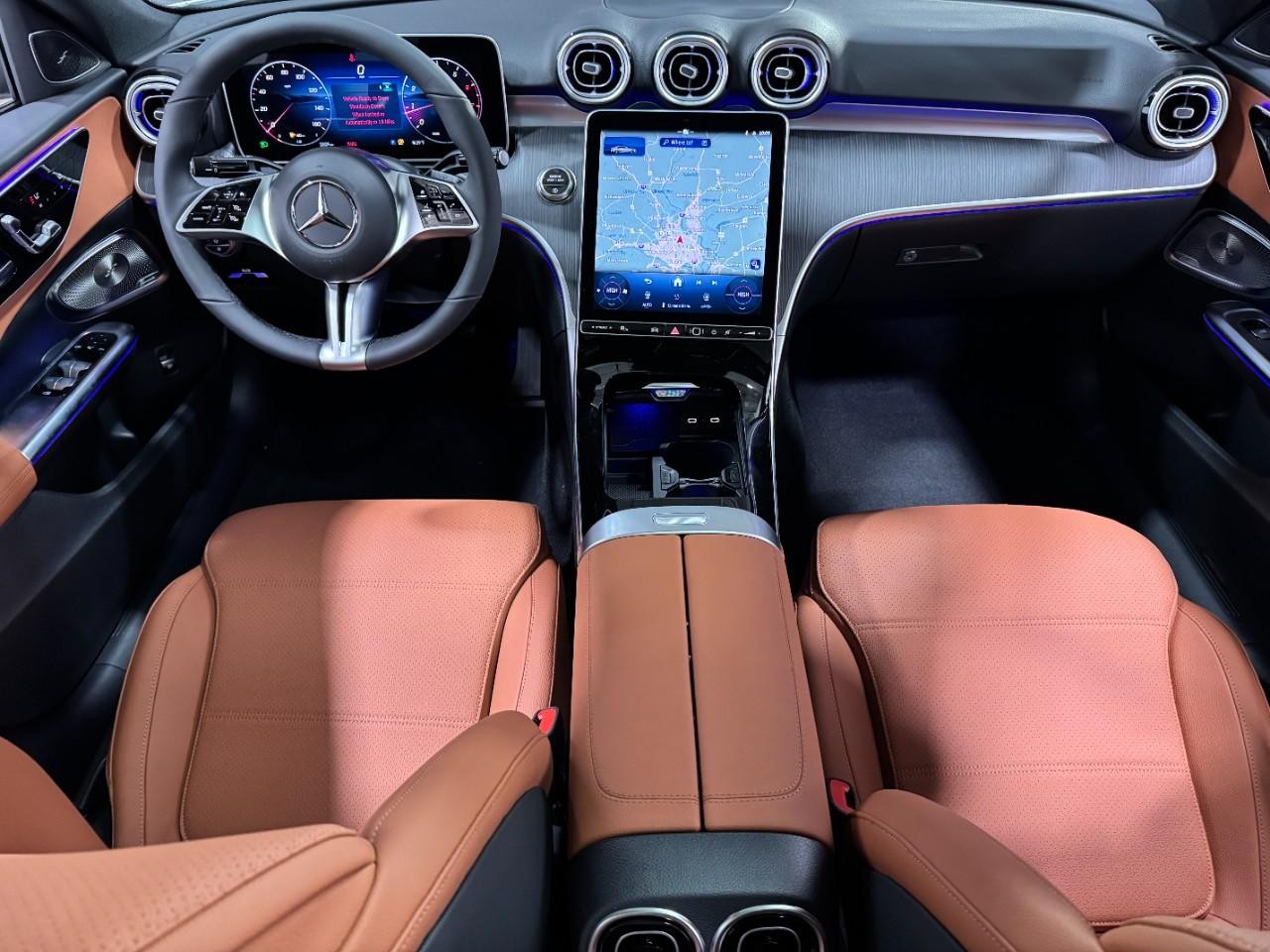 Mercedes-Benz C-Class Vehicle Full-screen Gallery Image 12