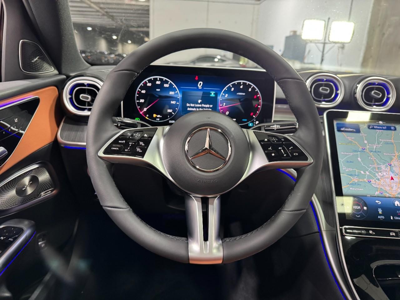 Mercedes-Benz C-Class Vehicle Full-screen Gallery Image 13