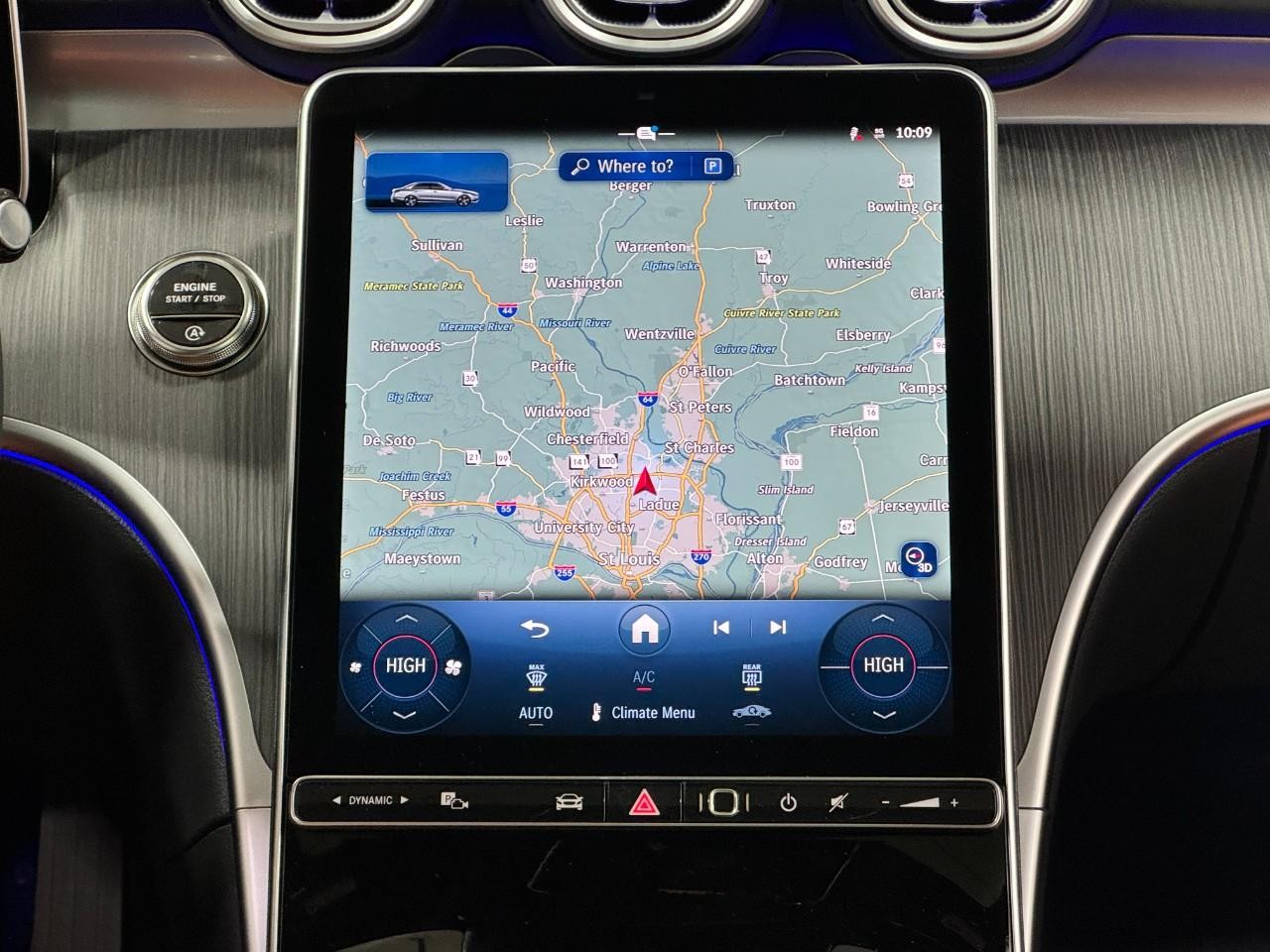 Mercedes-Benz C-Class Vehicle Full-screen Gallery Image 14