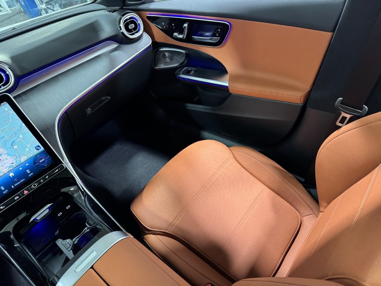 Mercedes-Benz C-Class Vehicle Full-screen Gallery Image 15