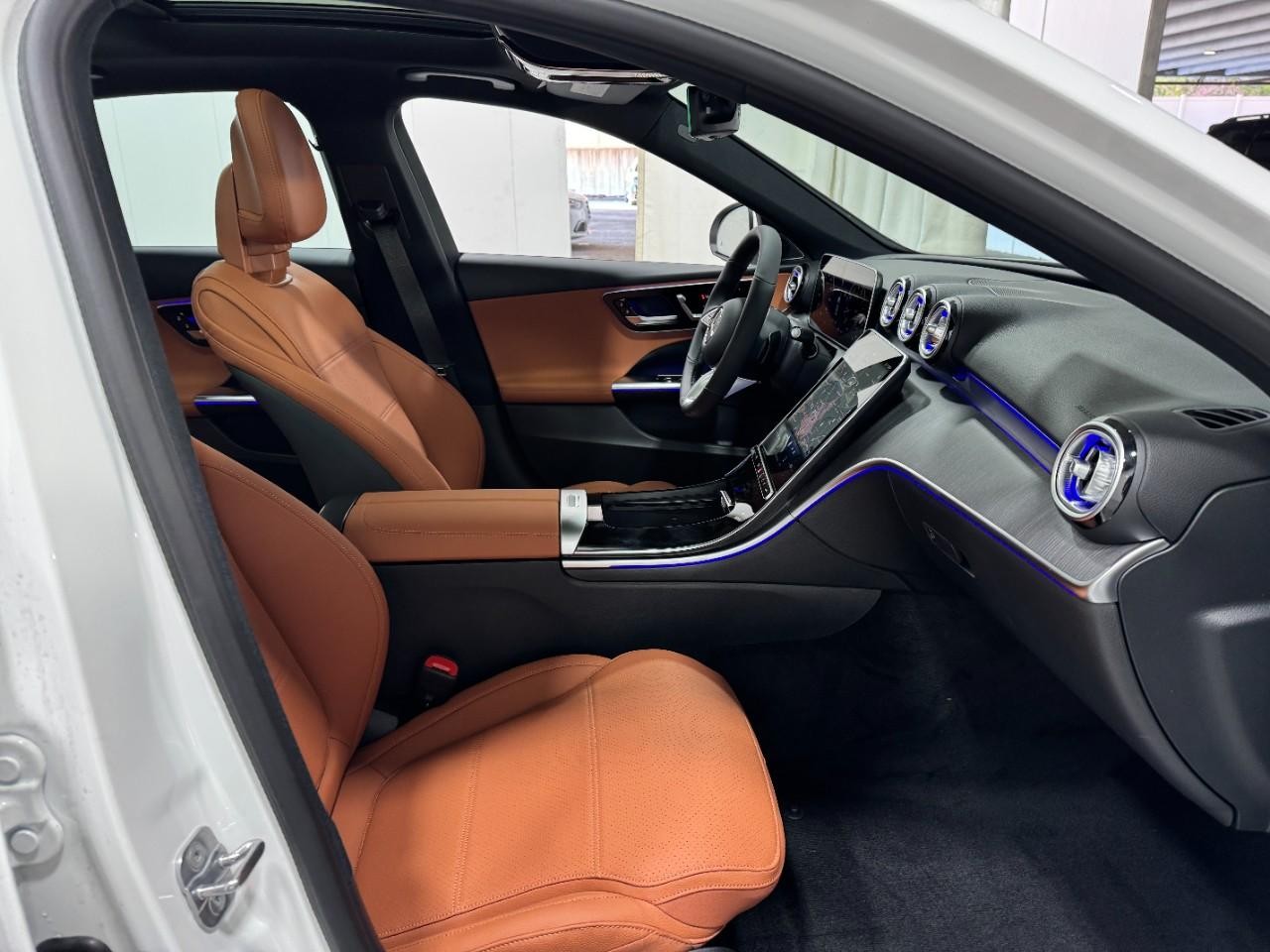 Mercedes-Benz C-Class Vehicle Full-screen Gallery Image 16