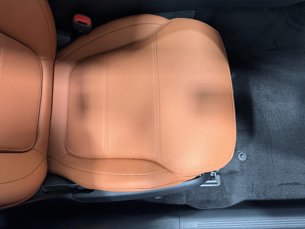 Mercedes-Benz C-Class Vehicle Full-screen Gallery Image 17