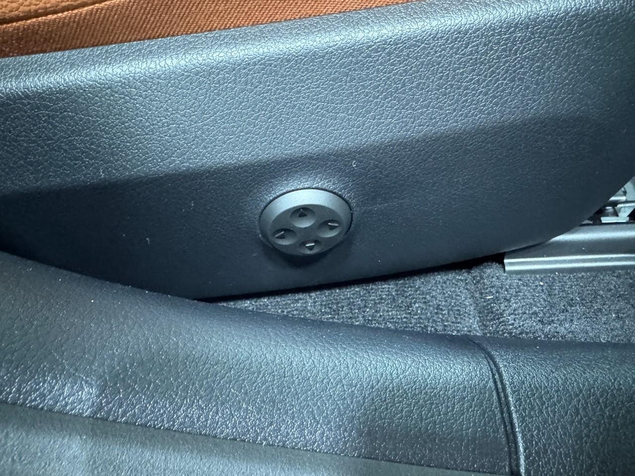 Mercedes-Benz C-Class Vehicle Full-screen Gallery Image 18