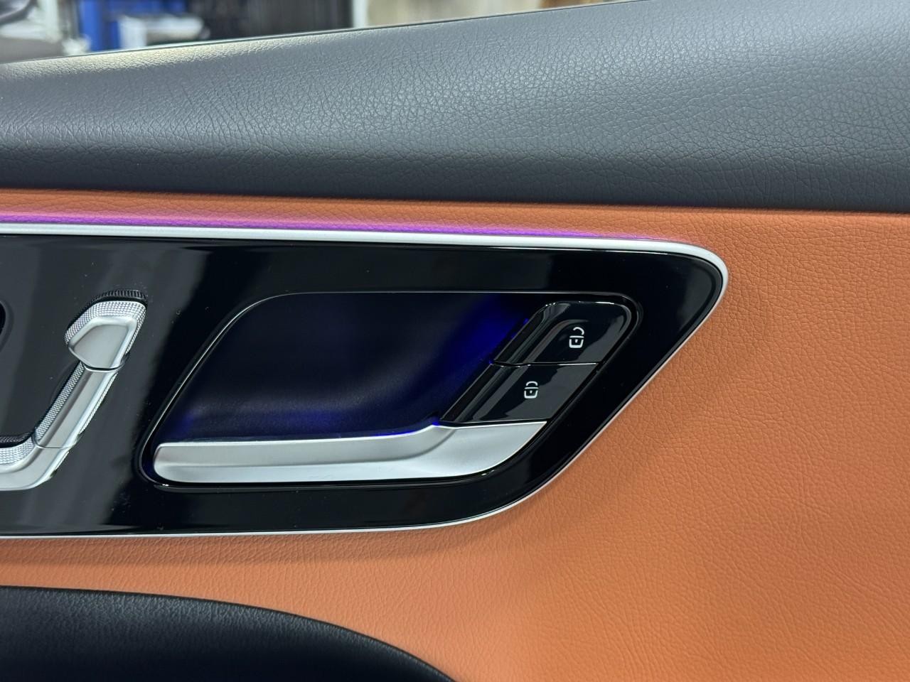 Mercedes-Benz C-Class Vehicle Full-screen Gallery Image 20