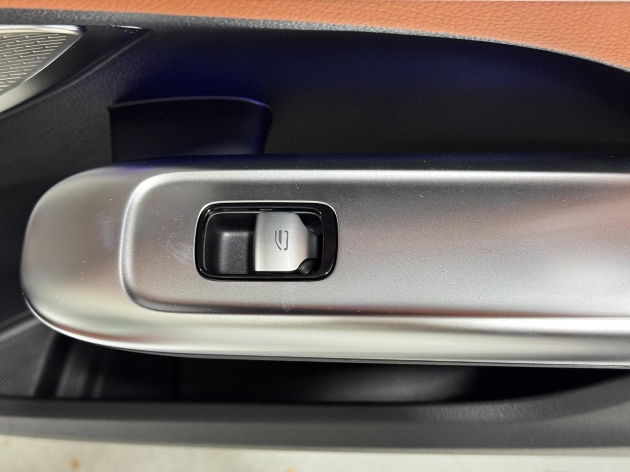 Mercedes-Benz C-Class Vehicle Full-screen Gallery Image 21