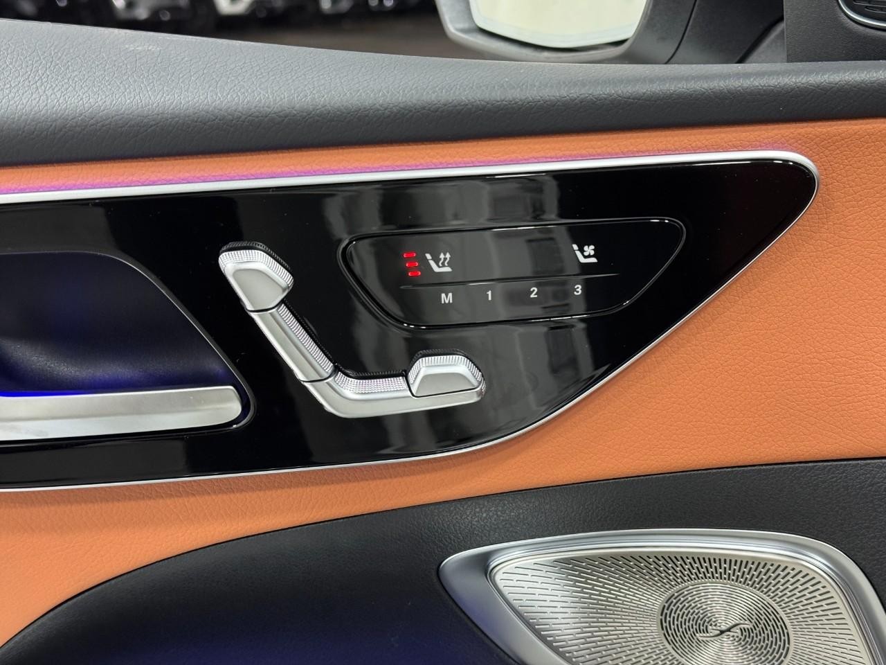 Mercedes-Benz C-Class Vehicle Full-screen Gallery Image 22