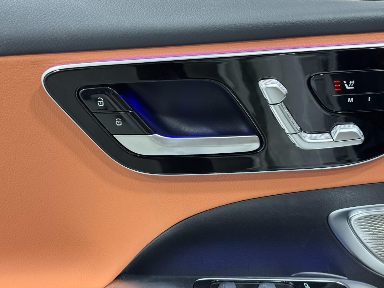 Mercedes-Benz C-Class Vehicle Full-screen Gallery Image 23