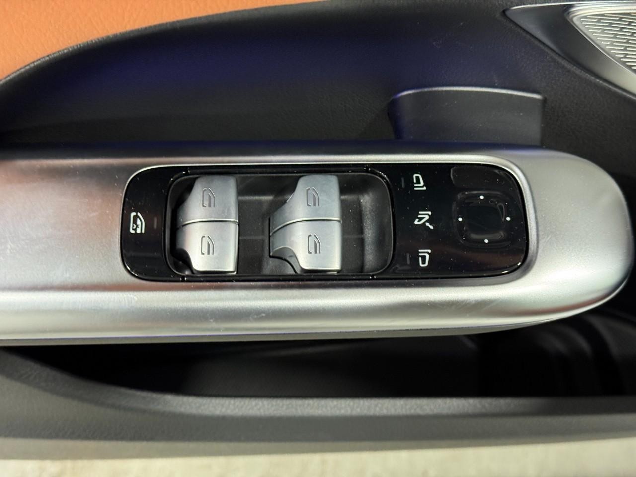 Mercedes-Benz C-Class Vehicle Full-screen Gallery Image 24