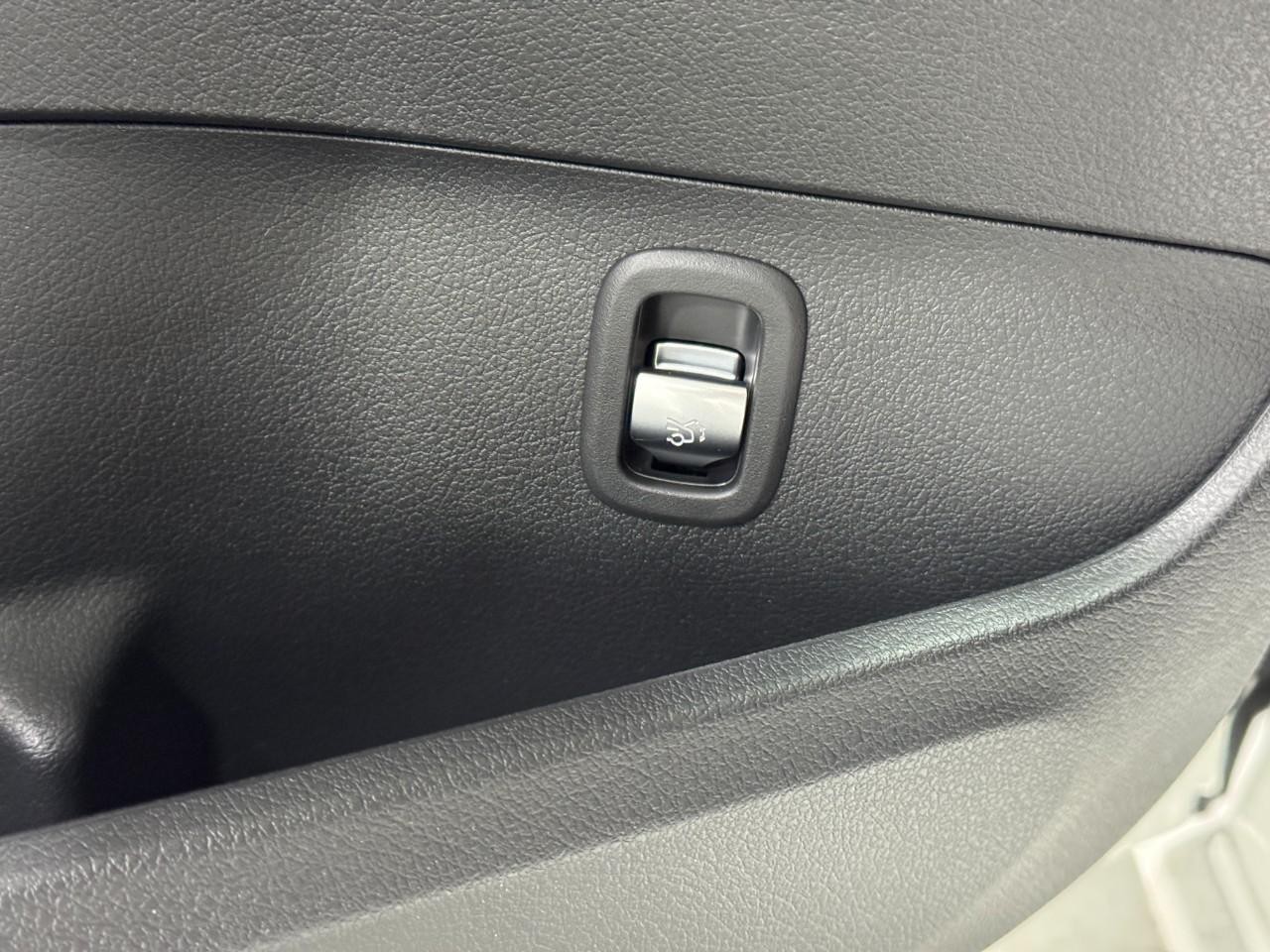 Mercedes-Benz C-Class Vehicle Full-screen Gallery Image 26