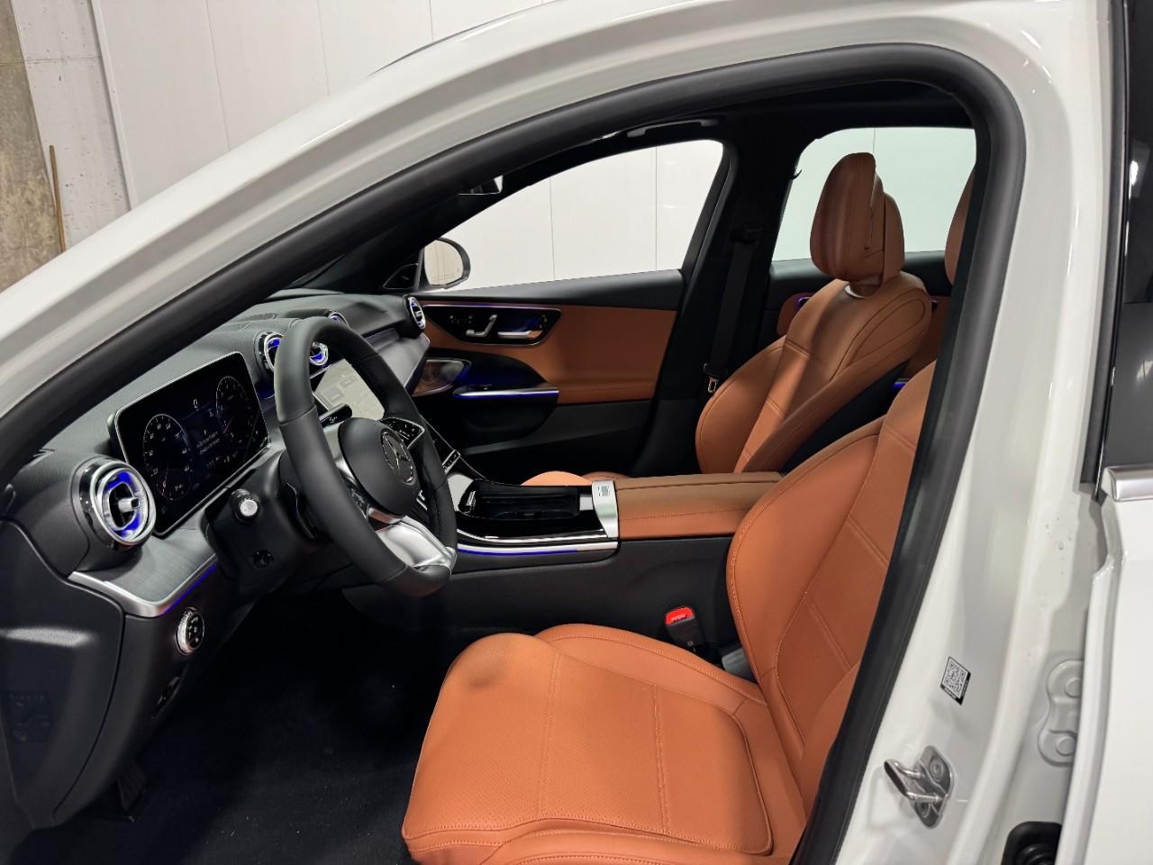 Mercedes-Benz C-Class Vehicle Full-screen Gallery Image 27