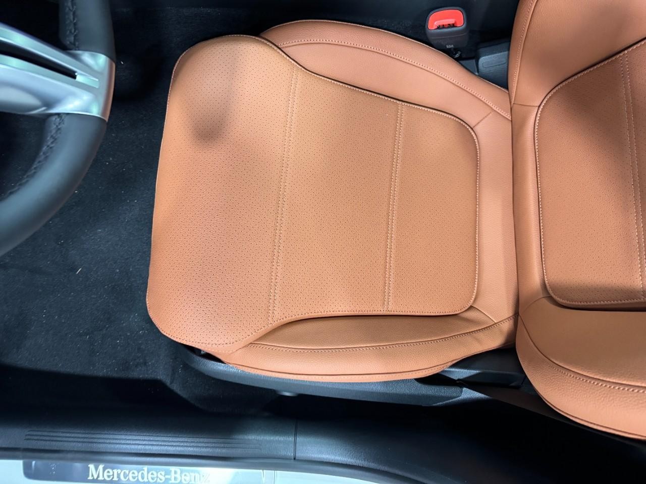 Mercedes-Benz C-Class Vehicle Full-screen Gallery Image 28