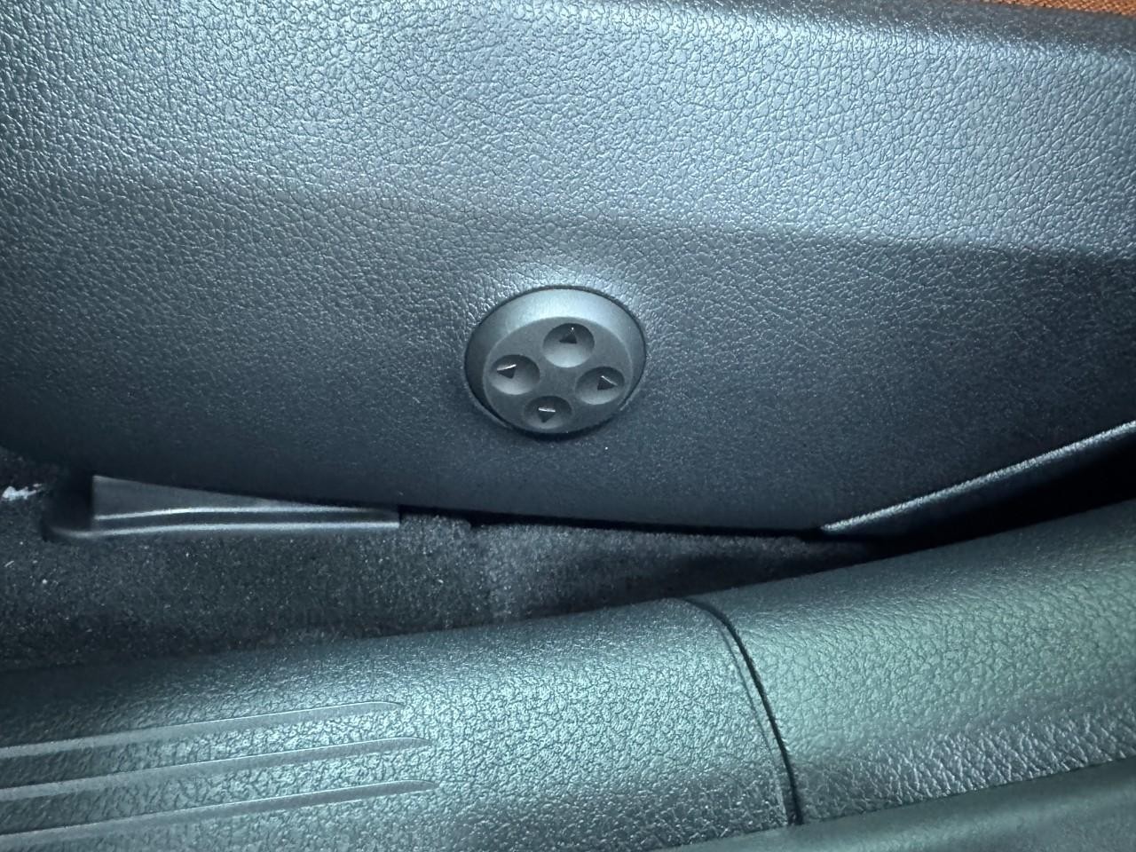 Mercedes-Benz C-Class Vehicle Full-screen Gallery Image 29