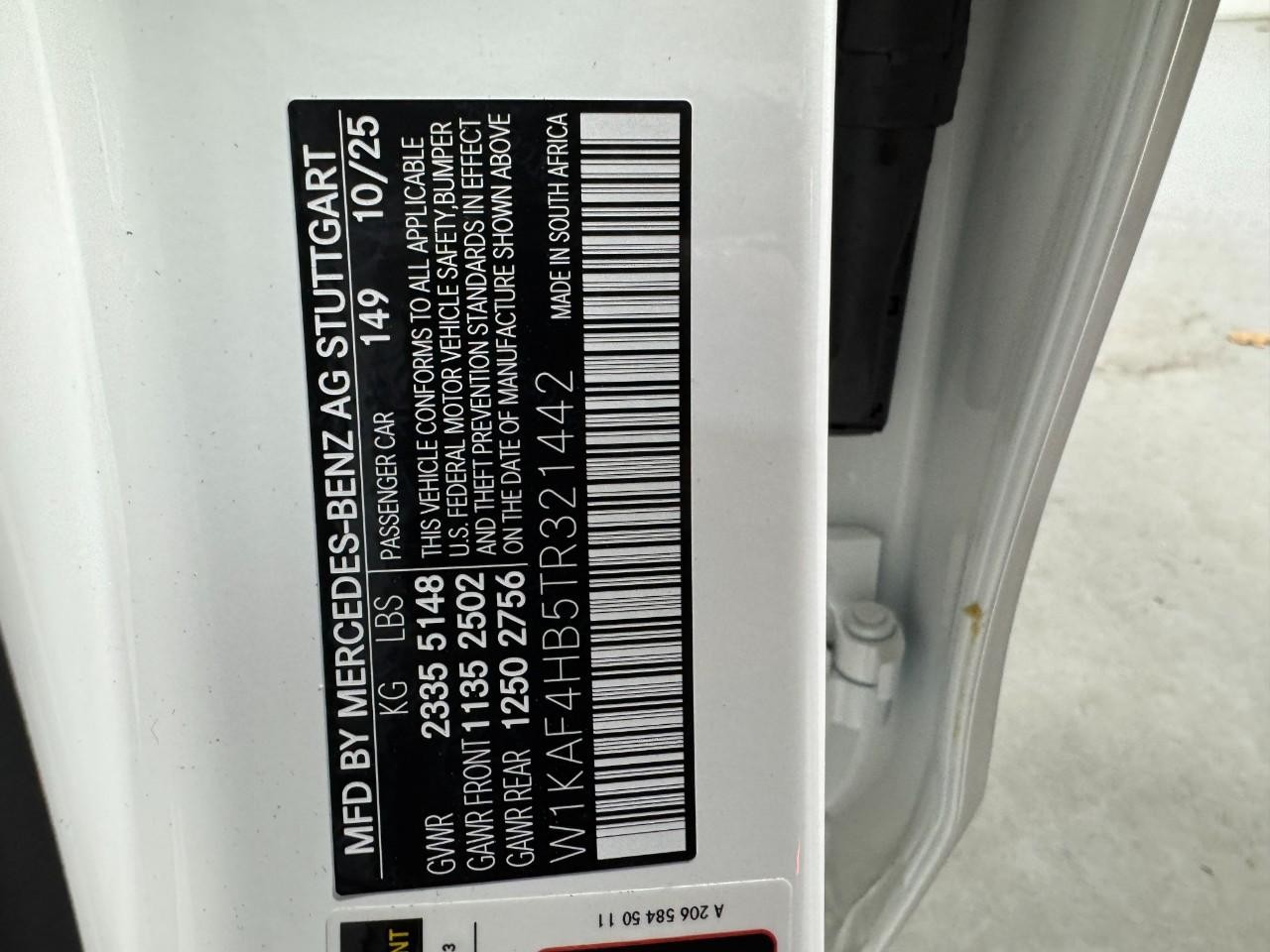 Mercedes-Benz C-Class Vehicle Full-screen Gallery Image 30