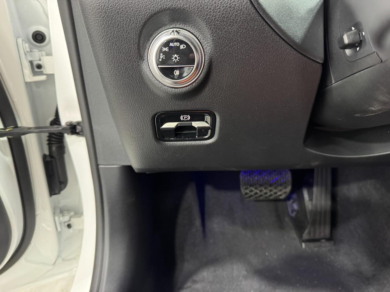 Mercedes-Benz C-Class Vehicle Full-screen Gallery Image 31