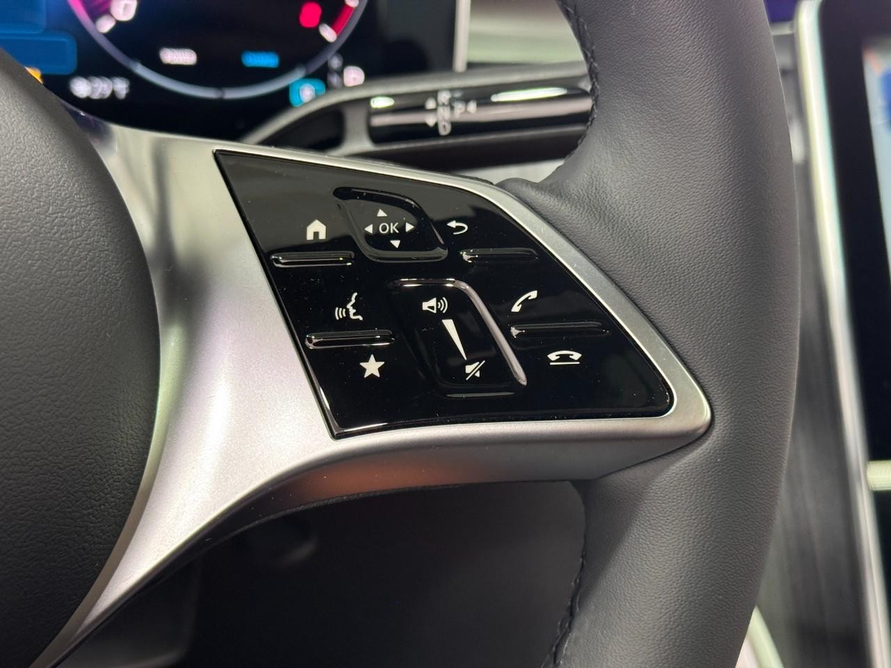 Mercedes-Benz C-Class Vehicle Full-screen Gallery Image 33