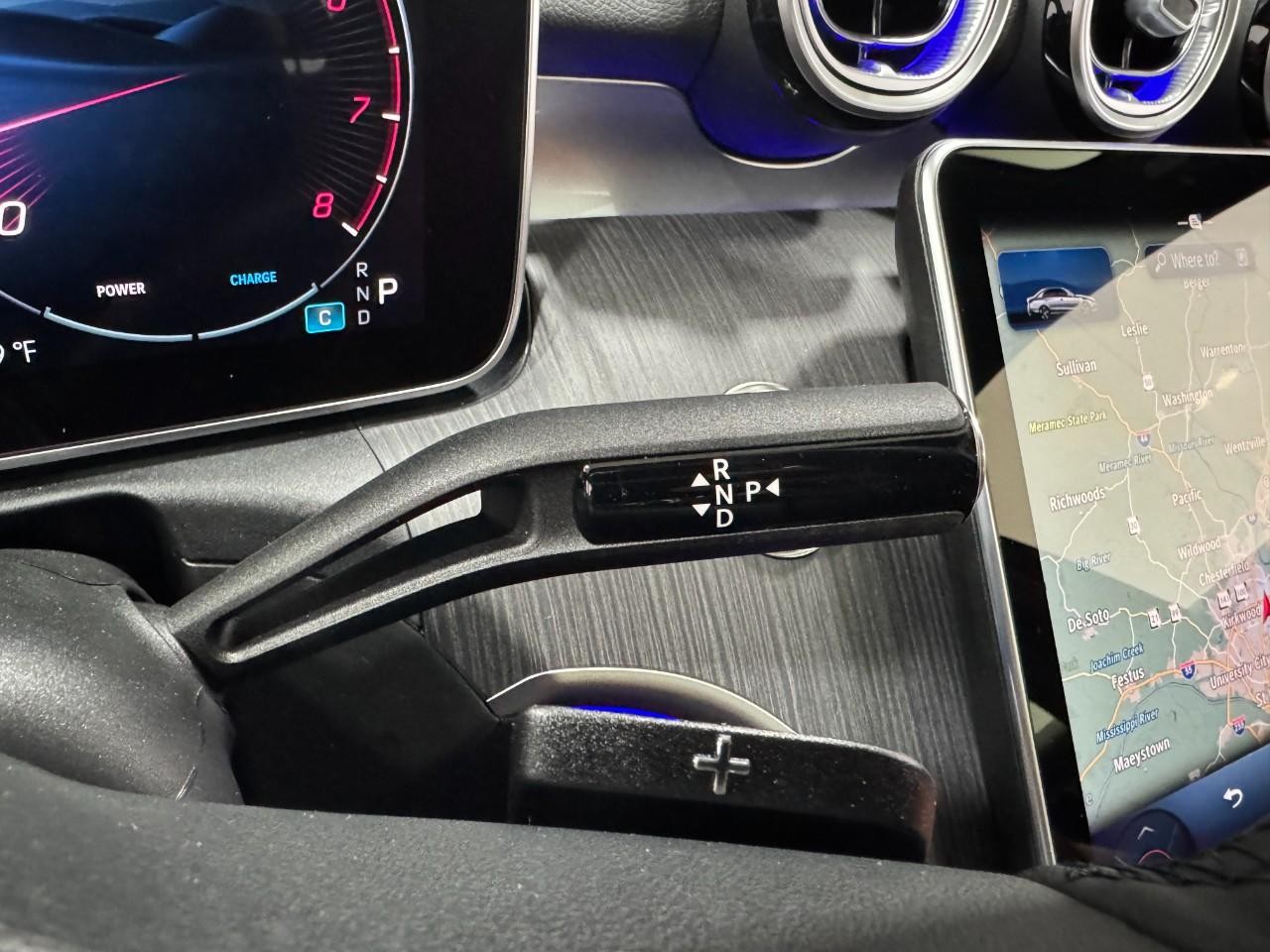 Mercedes-Benz C-Class Vehicle Full-screen Gallery Image 35