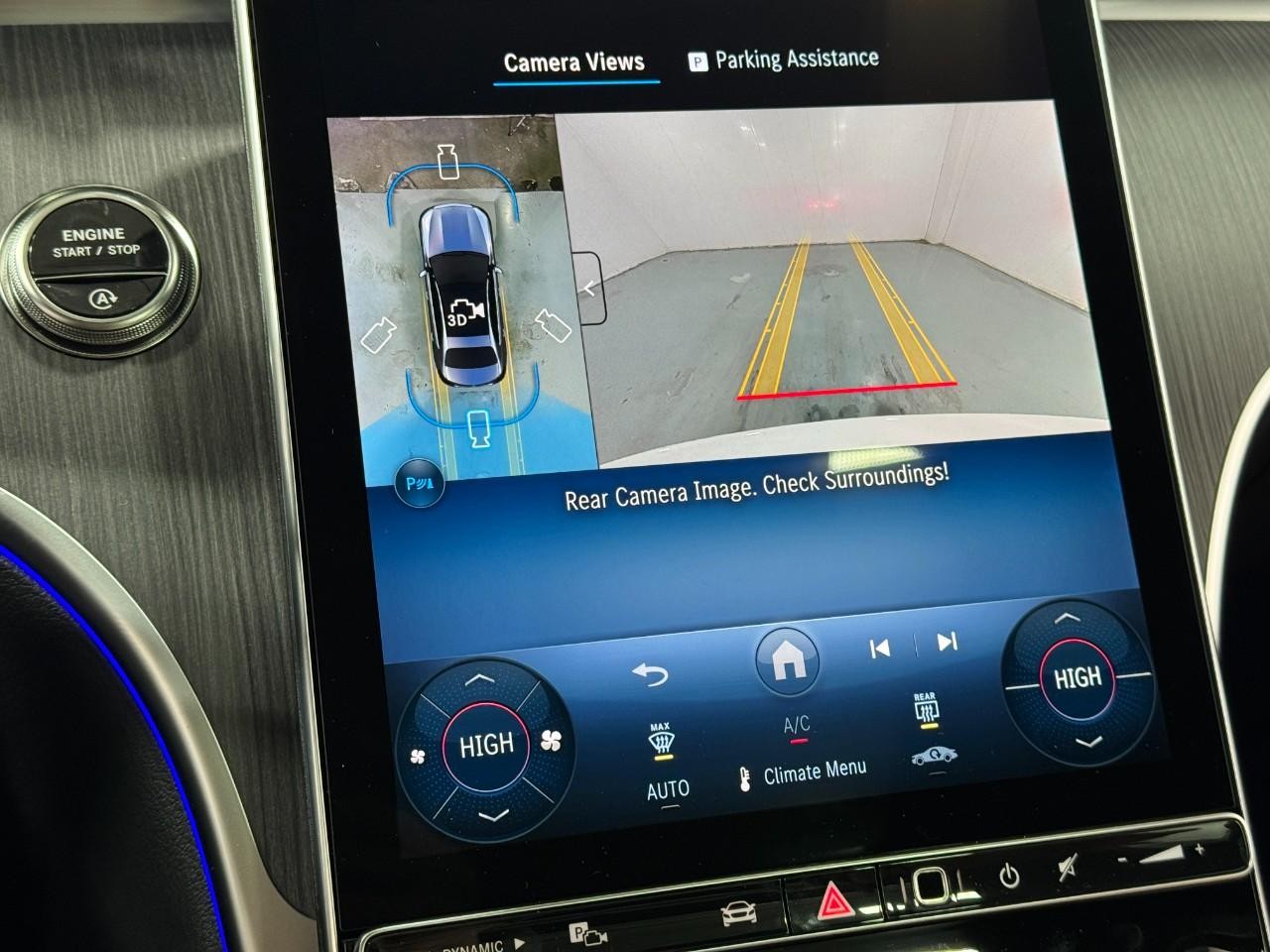 Mercedes-Benz C-Class Vehicle Full-screen Gallery Image 36