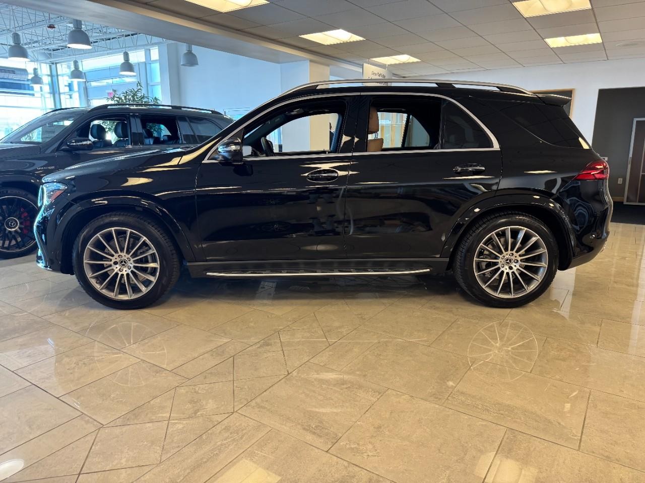 Mercedes-Benz GLE Vehicle Full-screen Gallery Image 2