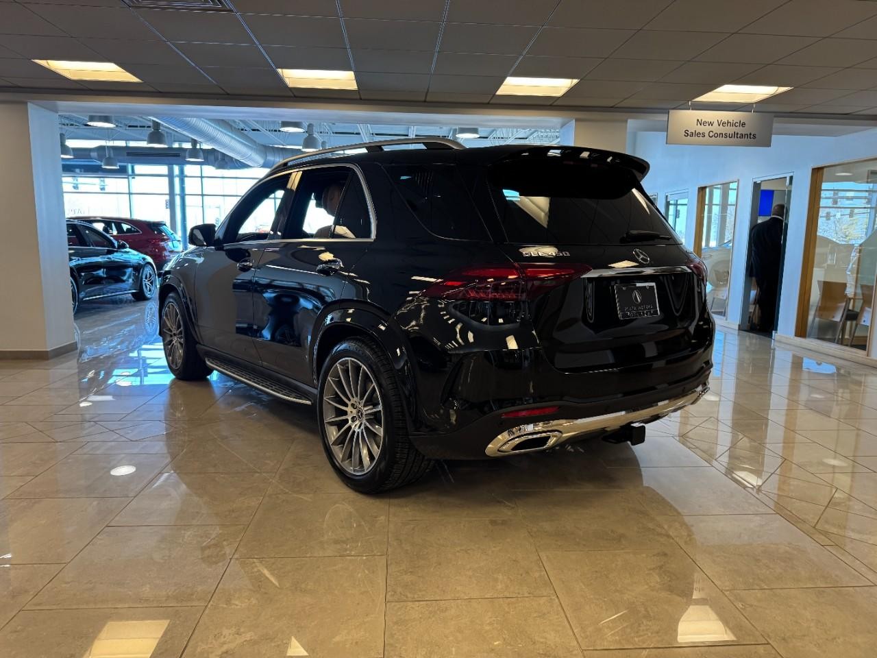 Mercedes-Benz GLE Vehicle Full-screen Gallery Image 3