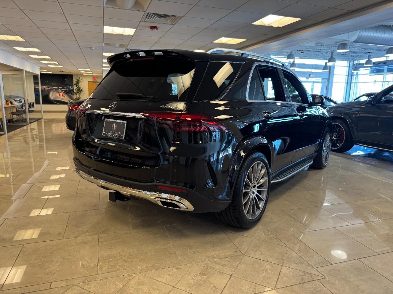 Mercedes-Benz GLE Vehicle Full-screen Gallery Image 4