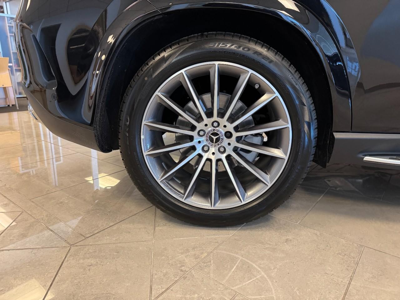 Mercedes-Benz GLE Vehicle Full-screen Gallery Image 5