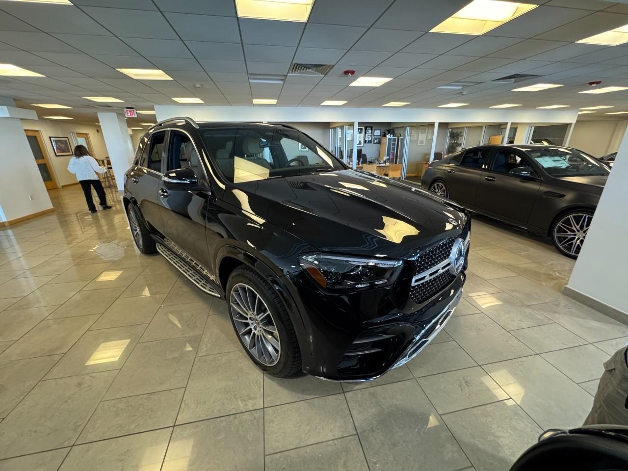 Mercedes-Benz GLE Vehicle Full-screen Gallery Image 6