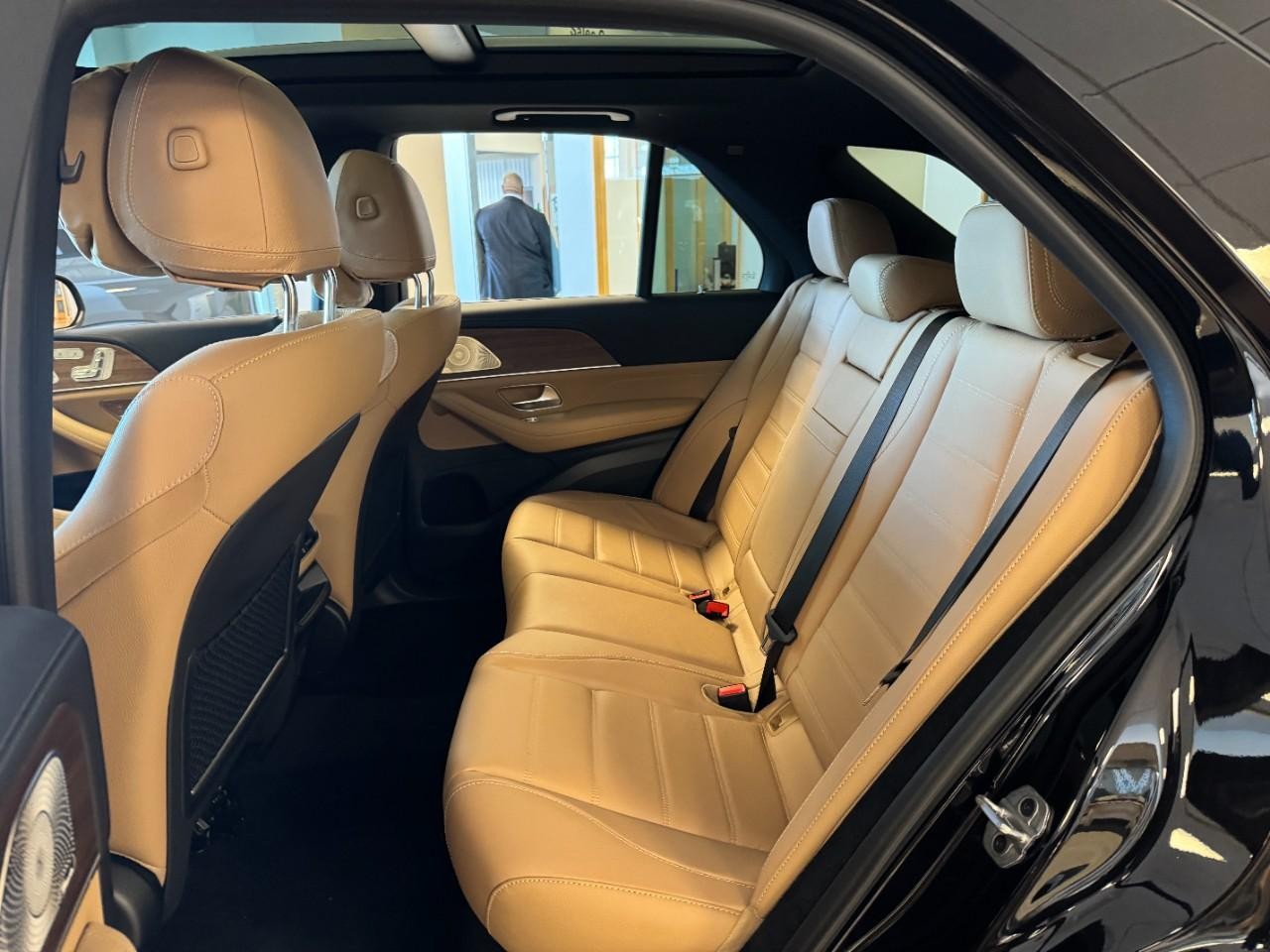 Mercedes-Benz GLE Vehicle Full-screen Gallery Image 8