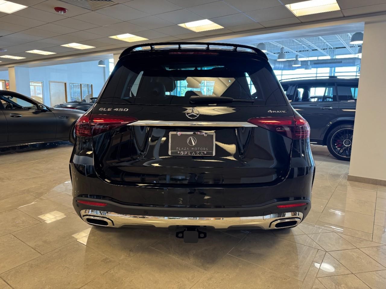 Mercedes-Benz GLE Vehicle Full-screen Gallery Image 9