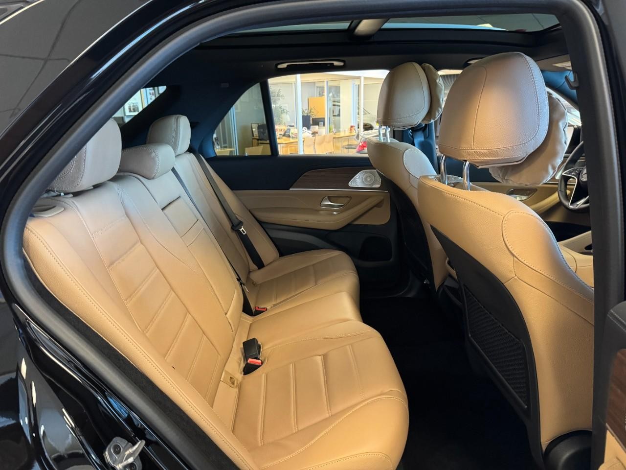 Mercedes-Benz GLE Vehicle Full-screen Gallery Image 10