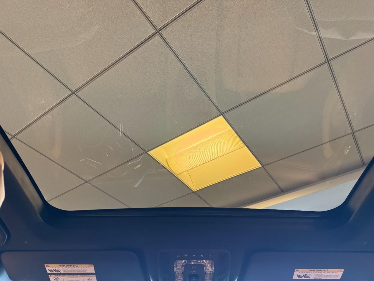 Mercedes-Benz GLE Vehicle Full-screen Gallery Image 11