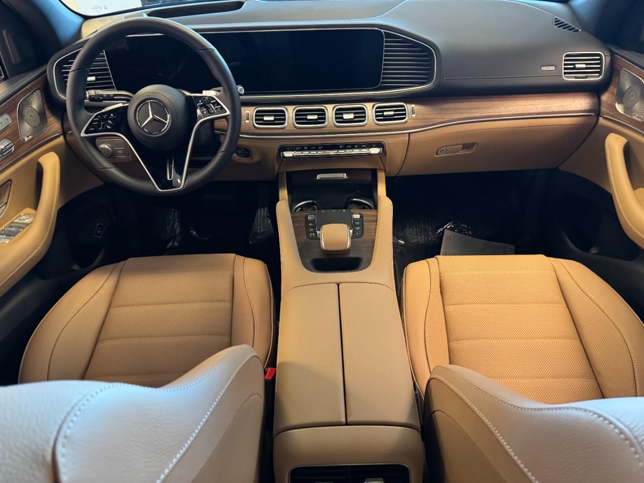 Mercedes-Benz GLE Vehicle Full-screen Gallery Image 12