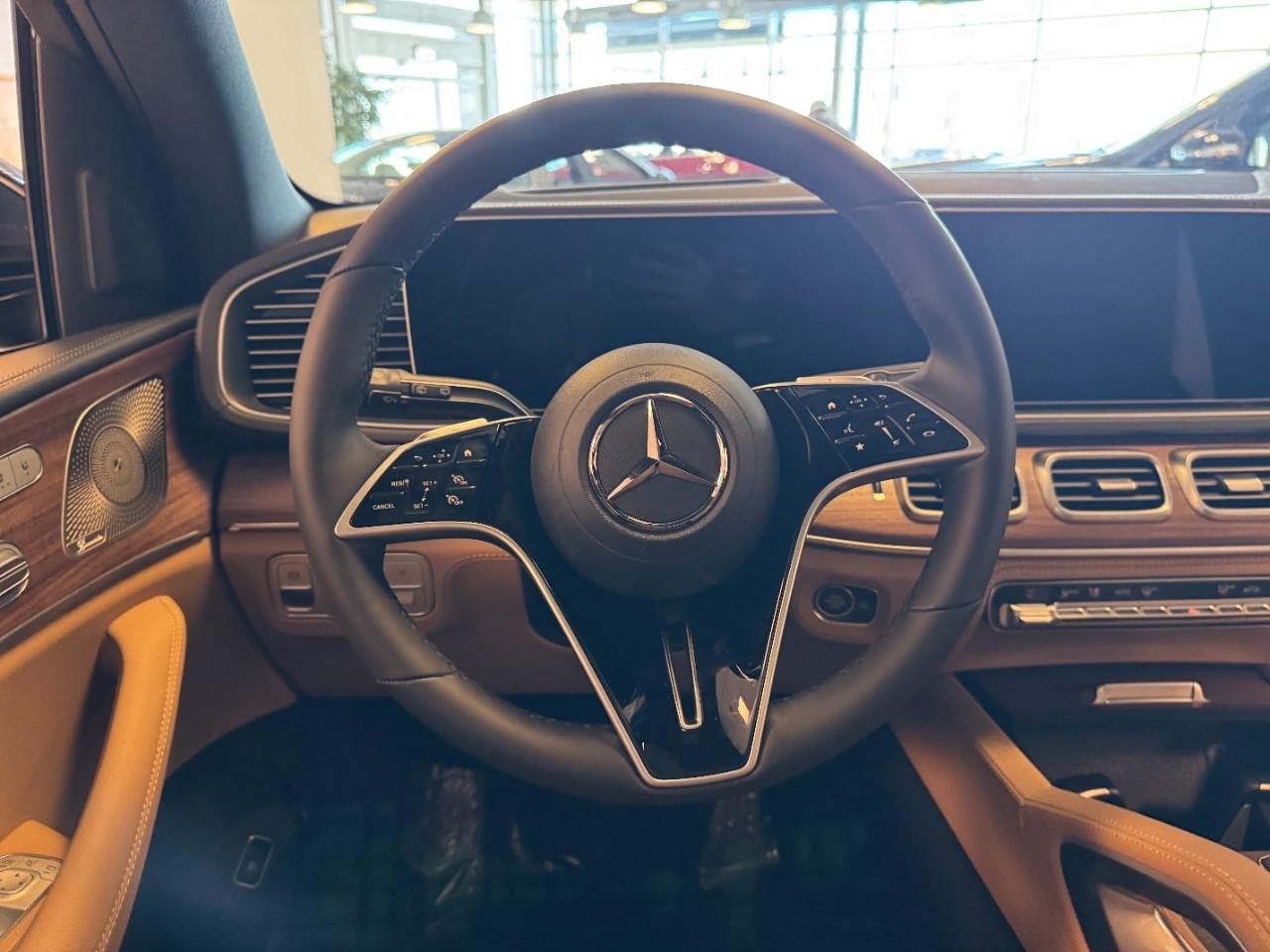 Mercedes-Benz GLE Vehicle Full-screen Gallery Image 13