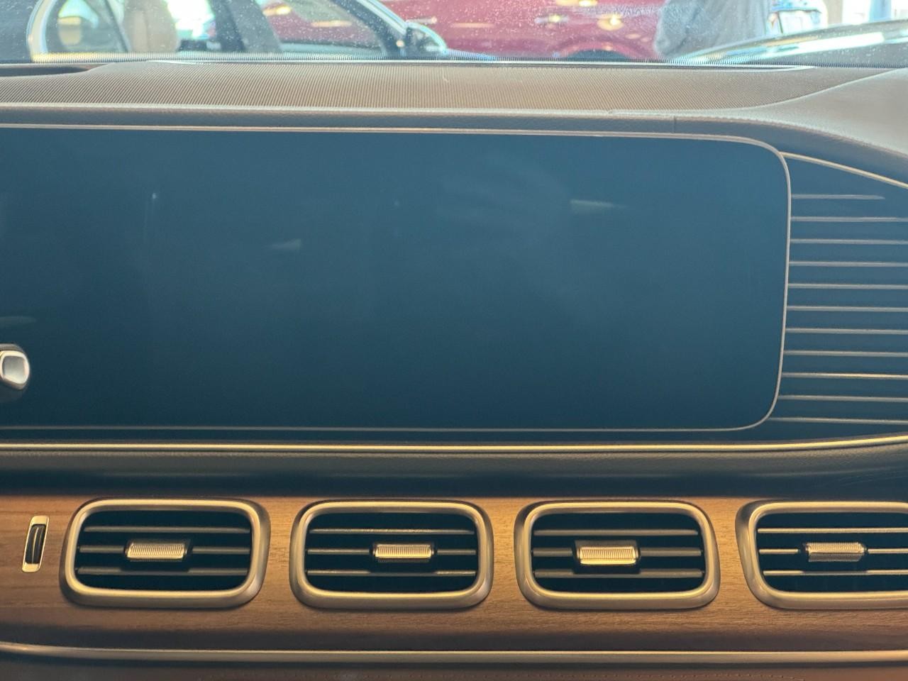 Mercedes-Benz GLE Vehicle Full-screen Gallery Image 14