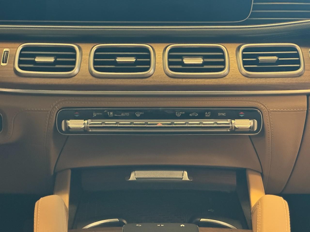 Mercedes-Benz GLE Vehicle Full-screen Gallery Image 15