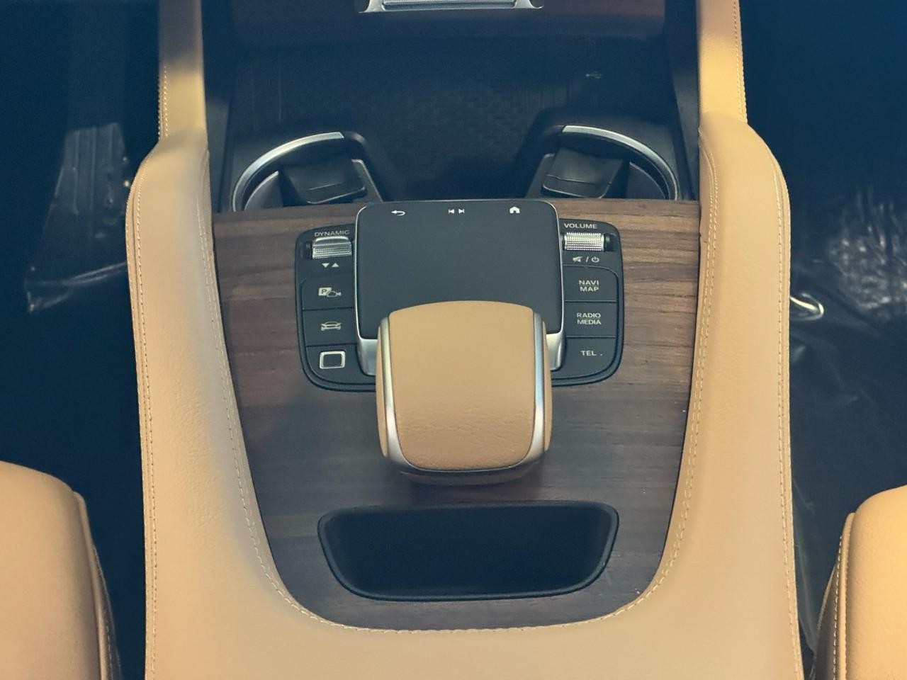 Mercedes-Benz GLE Vehicle Full-screen Gallery Image 16