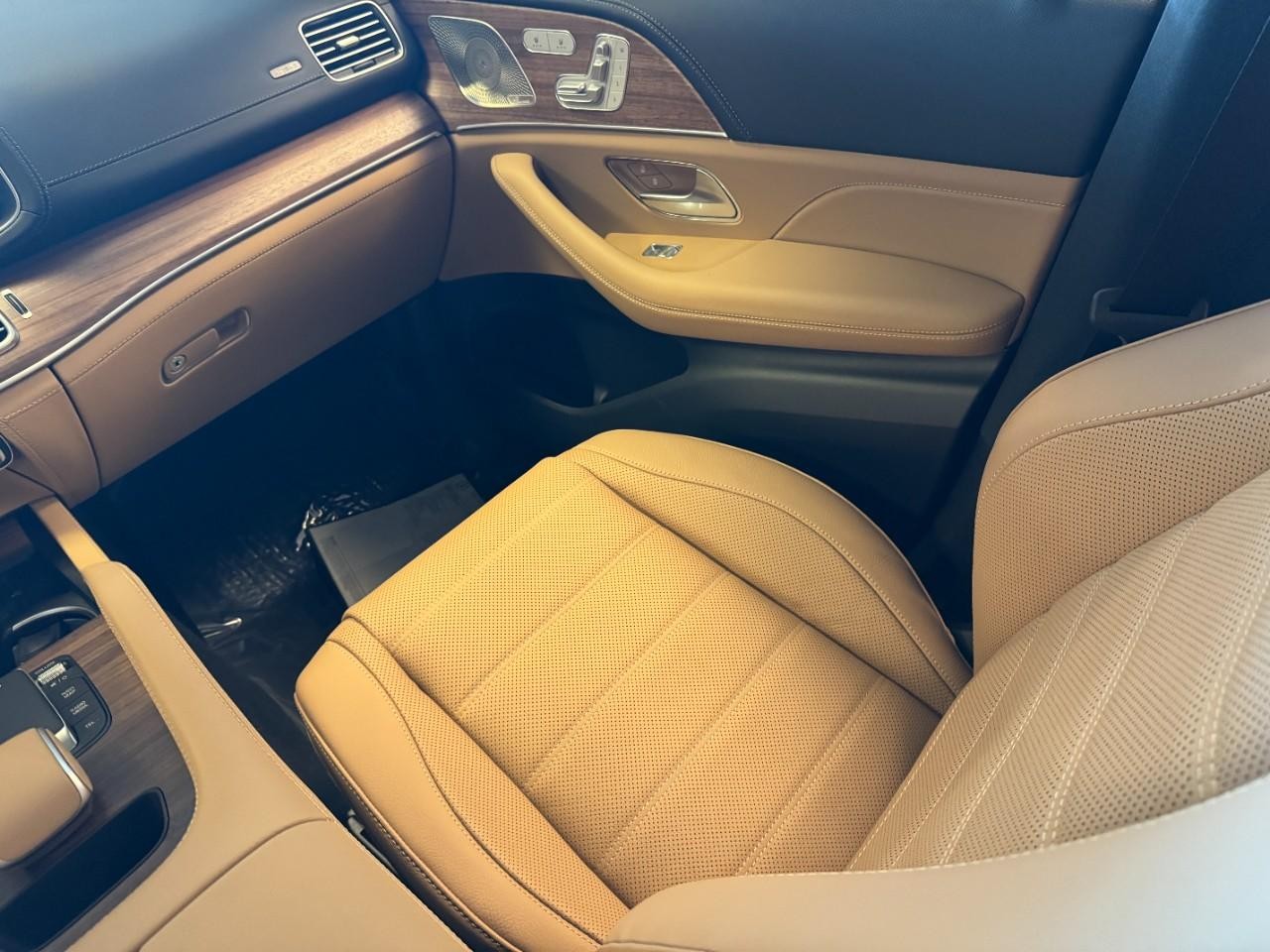 Mercedes-Benz GLE Vehicle Full-screen Gallery Image 17