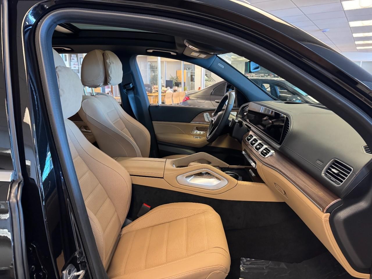 Mercedes-Benz GLE Vehicle Full-screen Gallery Image 18